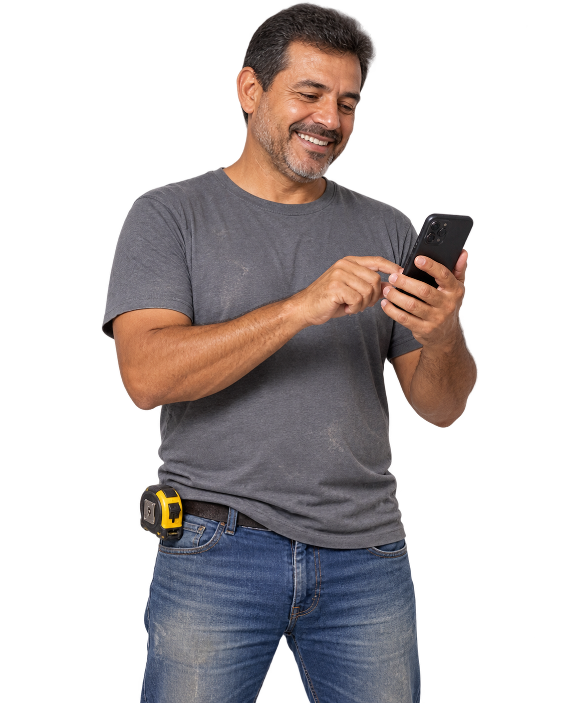Profissional de marcenaria consultando um celular